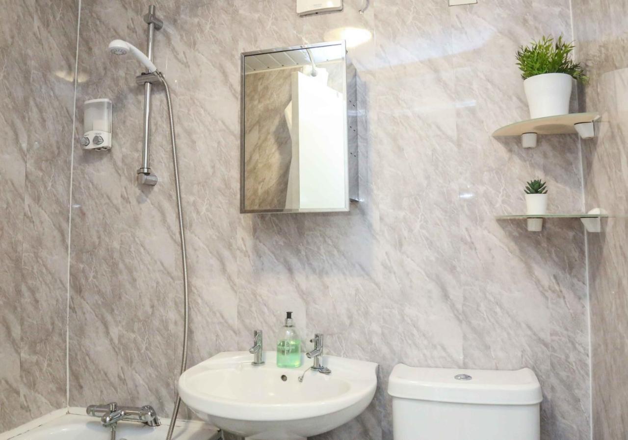 Perfect Central City Location - Parking - 3 Beds - 2 Bedrooms Μπέλφαστ Εξωτερικό φωτογραφία